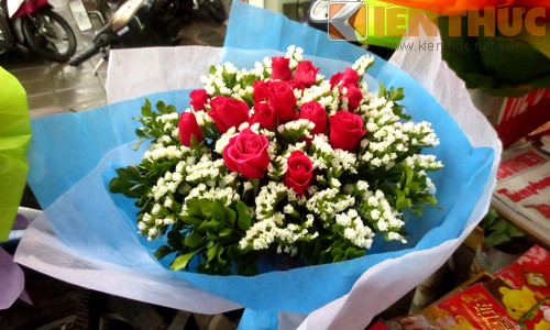 Riêng hoa có dấu hiệu tăng giá nhẹ ở các mặt hàng độc, lại, hàng ngoại nhập như hoa hồng đen 250.000 đồng/bông, hồng 7 sắc cầu vồng 250.000 - 300.000 đồng/bông. Bình dân hơn là các loại hồng nhung quen thuộc, trung bình mỗi bó hoa có giá 200.000 - trên 500.000 đồng.