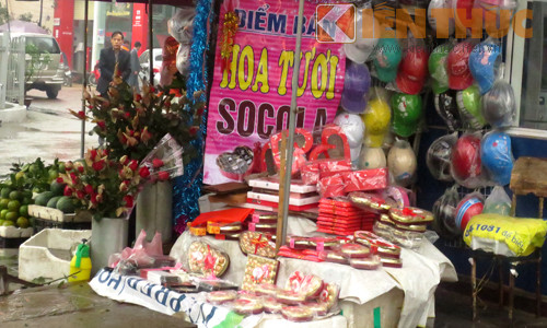 Thời tiết mưa lạnh bất chợt khiến cho thị trường quà tặng Valentine Hà Nội trầm lắng. Các hàng quán bán chocolate, hoa hồng vắng bóng khách hàng.