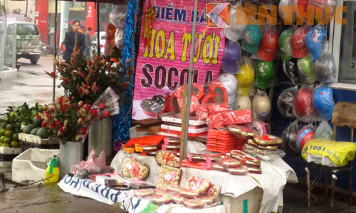 Thời tiết mưa lạnh bất chợt khiến cho thị trường quà tặng Valentine Hà Nội trầm lắng. Các hàng quán bán chocolate, hoa hồng vắng bóng khách hàng.
