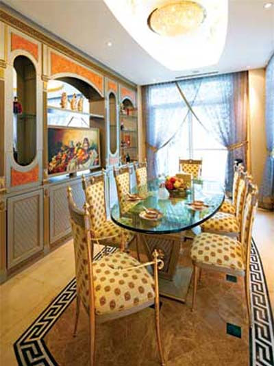 Căn biệt thự triệu đô của nữ diễn viên Mai Thu Huyền ở Phú Mỹ Hưng (TP HCM) được trang trí khá hài hòa. Trong đó, phòng ăn mang dấu ấn hoàng gia từ đồ nội thất của nhà mốt Versace và đến gam màu vàng đẹp mắt.