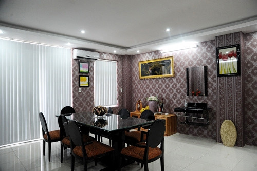 Nằm trong một con ngõ nhỏ của quận Tân Bình (TP HCM), ngôi nhà của nam ca sỹ Nguyễn Phi Hùng rất rộng rãi và được trang trí lạ mắt. Trong hình là phòng ăn với tông màu trầm nâu tím làm chủ đạo, đậm chất cổ điển.