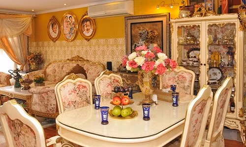 Cựu người mẫu Thúy Hạnh sở hữu căn nhà theo phong cách Châu Âu, vàng kem là tông màu chủ đạo cộng thêm họa tiết cổ điển, bởi vậy, mọi không gian bên trong nhà đều toát lên sự sang trọng, lộng lẫy và xa hoa.