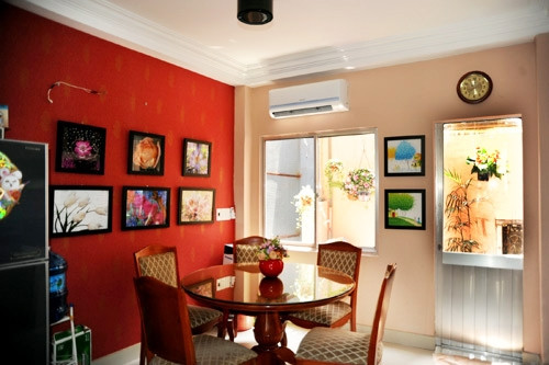 Ở một phòng ăn khác trong nhà, ca sỹ Phi Hùng lại chon phong cách trẻ trung, màu sắc. Các bức tranh, lọ hoa, bàn ghế và sơn tường ăn rơ các tông màu ấm áp, tươi sáng.