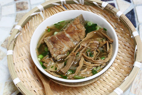 Mâm cỗ ngày Tết ở miền Bắc thường có món măng khô ninh xương. Nếu chọn các loại măng đặc sản của vùng Tuyên Quang, Điện Biên.... mức giá sẽ không hề "mềm", 250.000 - 300.000 đồng/kg.