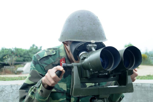 Quan sát mục tiêu trên không.