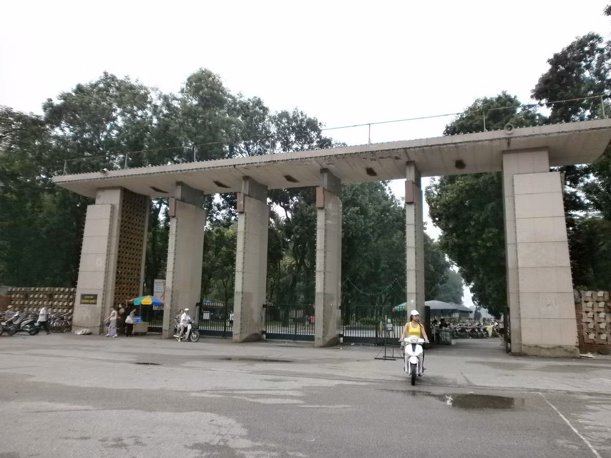 Tất cả mọi hướng xung quanh hồ công viên Thống Nhất đều có thể dễ dàng chiêm ngưỡng pháo hoa một cách trọn vẹn mà bạn không phải mất chi phí.