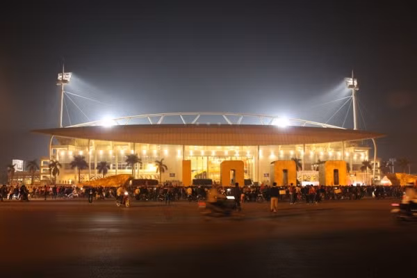 Quảng trường rộng rãi trước sân vận động Mỹ Đình (Từ Liêm) khá lý tưởng cho những ai muốn ngắm pháo hoa mà không cần chi thêm các phí đặt chỗ đắt đỏ.