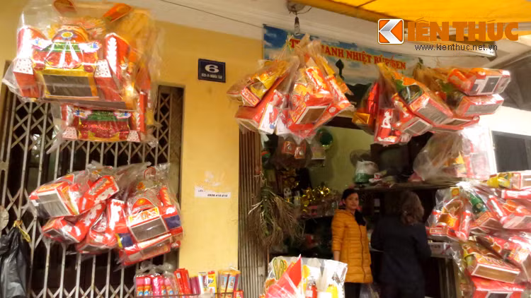 Thời điểm này, thị trường đồ hàng mã cúng ông Công - ông Táo cũng đã khởi động với giá bán từ 120.000 - 170.000 đồng cho một bộ đồ áo mũ. Đồ mã bằng giấy màu có mùi thơm và in hoa đắt hơn cả, trên 300.000 đồng/bộ. Nhiều người đã tranh thủ sắm mặt hàng này sớm vì lo giá sẽ tăng so với ngày thường.