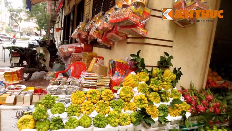 Theo chủ cửa hàng tại chợ Nghĩa Tân (Cầu Giấy - Hà Nội): "Phật thủ non cũng có màu vàng, hình dáng quả đẹp nhưng lại rất nhanh hỏng. Muốn quả trưng được lâu, giữ được màu đẹp thì cứ khoảng 5−7 ngày, nên dùng rượu trắng để lau bụi bẩn bám trên quả".