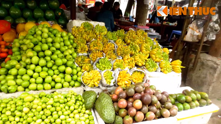 "Mềm" giá hơn là các trái phật thủ tươi được bán tại các hàng hoa quả. Mỗi trái bán với giá dao động 140.000 - 150.000 đồng, tùy vào kích thước, ngón tay phật thủ dài, mập.