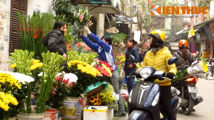 Ngoài đào cành, chỉ cần bỏ ra 40.000 - 50.000 đồng, người dân có thể mua được những bó hoa ly, lay dơn, huệ, cúc... để cắm trong nhà.