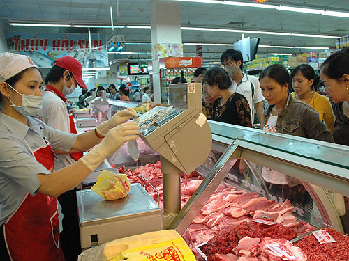 Việc mua sắm thực phẩm (thịt, rau), bánh kẹo cho những ngày Tết ở thành thị cũng có nhiều lựa chọn hơn. Chỉ cần đi siêu thị, người dân có thể sắm được nhiều món hàng độc, lạ.