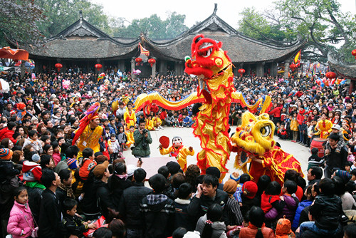 Trong khi đó, ở vùng quê, sân đình lại là nơi diễn ra các hoạt động lễ hội, tập trung rất đông dân làng tham gia cùng nhau vui chơi, chia sẻ câu chuyện của một năm đã qua.