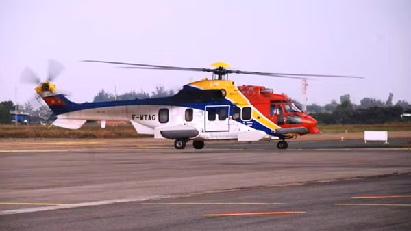 Được thành lập ngày 25/12/2011, Phi đội bay EC 225 trực thuộc Quân chủng Hải quân thực hiện nhiệm vụ tìm kiếm cứu nạn, tuần dương biển xa, và nhiệm vụ dân dụng phục vụ công tác khai thác dầu khí. Hình ảnh máy bay chuẩn bị cất cánh.