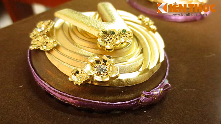 Tạo hình viên chocolate có phần cốt (màu chocolate) làm bằng sứ, bên trên là lớp phủ trang trí (chữ, lớp kem phủ chocolate) được mạ vàng. Các nghệ nhân mất tới 15 ngày để làm được một viên chocolate từ việc in khuôn, gắn chi tiết (chữ cái, hoa). Mỗi bông hoa trang trí trên món quà có gắn kim cương nhân tạo, để tạo độ lấp lánh và hút mắt.