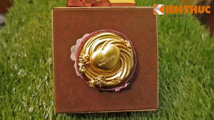 Bên cạnh tranh hoa tuylip lạ mắt, trên thị trường còn xuất hiện nhiều quà mạ vàng ngày Valentine 2015 độc đáo. Ví dụ như tạo hình viên chocolate được mạ vàng đang khá hút khách.