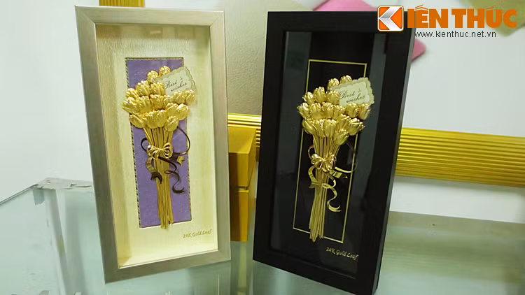 Theo đó, quy trình mạ phải đảm bảo cho vàng bám và phủ kín, đều hết trong các cánh và cành của bông tuylip. Hiện tại mỗi bức tranh hoa tuylip mạ vàng 24K có giá khoảng 2 triệu đồng. 