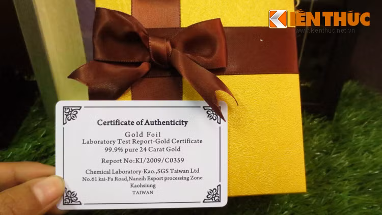 Ngoài việc lựa chọn theo sở thích, hình dáng và chất liệu món quà, nhà cung cấp sản phẩm cũng khuyên khách hàng phải xem rõ giấy bảo hành khi mua quà tặng mạ vàng, để tránh mua phải hàng kém chất lượng.