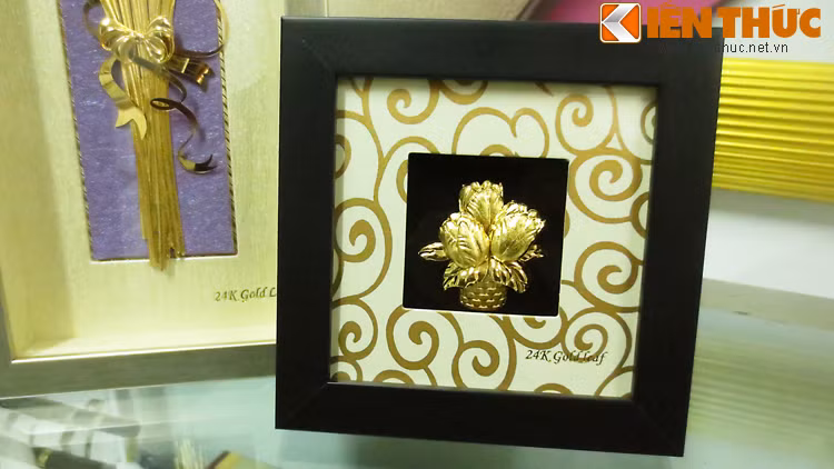 Ngoài để bàn, bức tranh tuylip có thể treo tường khá tiện lợi.