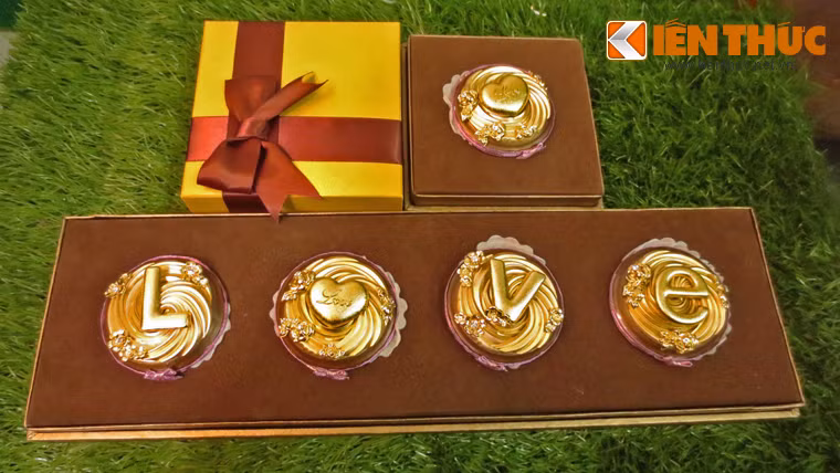 Tùy vào loại hộp đơn (gồm một viên chocolate mạ vàng) hay hộp dài (có các viên chocolate xếp thành dòng chữ love), mức giá của sản phẩm lạ này dao động từ vài trăm đến 1 triệu đồng.