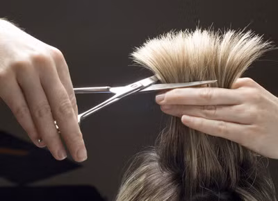 Chọn ngày cuối cùng của năm để đi cắt tóc không phải là một ý tưởng hay, trừ trường hợp khách hàng không có điều kiện hoặc thời gian, bởi nếu không, khách sẽ chịu cảnh chờ đợi, đông đúc mà phải trả phí cắt tóc gấp rưỡi, gấp đôi ngày thường, chưa kể các dịch vụ hóa chất, uốn, tạo kiểu.