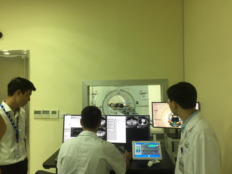 Bệnh viện đã được trang bị các thiết bị y tế hiện đại nhất phục vụ công tác khám chữa bệnh, như: Máy chụp cắt lớp vi tính CT Scanner 256 dãy, 512 lát cắt; CT Scanner 64 dãy, Máy cộng hưởng từ 3.0 Tesla, 1.5 Tesla; Máy chụp mạch số hóa xóa nền thế hệ mới nhất, các hệ thống siêu âm màu 3D, 4D; Hệ thống đo độ loãng xương… Ảnh: Bệnh viện Việt Đức. 