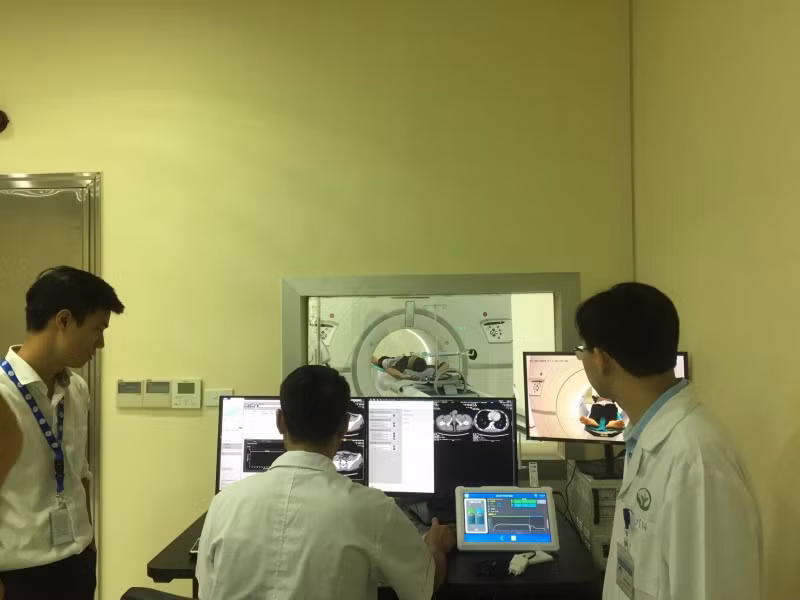 Bệnh viện đã được trang bị các thiết bị y tế hiện đại nhất phục vụ công tác khám chữa bệnh, như: Máy chụp cắt lớp vi tính CT Scanner 256 dãy, 512 lát cắt; CT Scanner 64 dãy, Máy cộng hưởng từ 3.0 Tesla, 1.5 Tesla; Máy chụp mạch số hóa xóa nền thế hệ mới nhất, các hệ thống siêu âm màu 3D, 4D; Hệ thống đo độ loãng xương… Ảnh: Bệnh viện Việt Đức. 