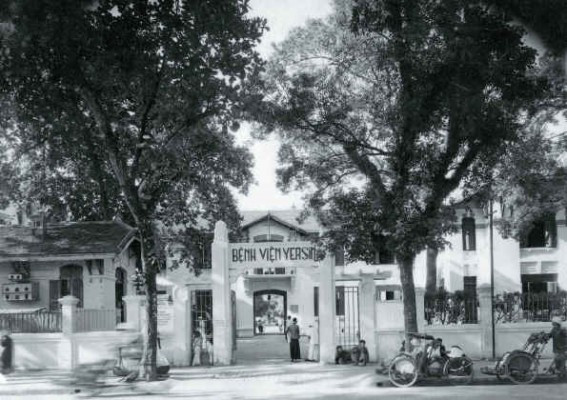 Sau khi nhà bác học Yersin qua đời (1/3/1943), để ghi nhận công lao to lớn của ông, Toàn quyền Đông Dương đã ra Nghị định đổi tên Bệnh viện Bảo hộ thành Bệnh viện Yersin vào ngày 8/3/1943.