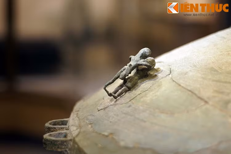 Theo cố GS Ngô Đức Thịnh, hình ảnh tính giao trên thạp đồng thể hiện quan điểm vũ trụ luận của cư dân trồng trọt rất rõ: “Họ luôn mong muốn sự sinh sôi nảy nở - điều chỉ có khi âm dương hài hòa. Trời đất mưa thuận gió hòa. Cây cối sinh sôi nảy nở...”.