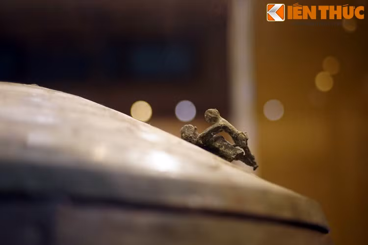 “....Con người cũng phải đực cái giao hòa. Cội nguồn của phồn thực là như thế. Do đó, tín ngưỡng phồn thực của người Việt thể hiện rõ trong nghi lễ mùa xuân - khi dương thịnh...".