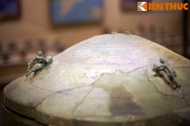 TS Nguyễn Việt nhận xét, thạp đồng là hiện vật tiêu biểu vào loại nhất của văn hóa Đông Sơn. Diện phân bố của thạp chỉ giới hạn trong cộng đồng cư dân Đông Sơn cổ điển, tức vùng miền Bắc Việt Nam, chứ không lan tỏa rộng ra toàn vùng Đông Nam Á như trống đồng.