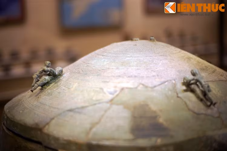 TS Nguyễn Việt nhận xét, thạp đồng là hiện vật tiêu biểu vào loại nhất của văn hóa Đông Sơn. Diện phân bố của thạp chỉ giới hạn trong cộng đồng cư dân Đông Sơn cổ điển, tức vùng miền Bắc Việt Nam, chứ không lan tỏa rộng ra toàn vùng Đông Nam Á như trống đồng.