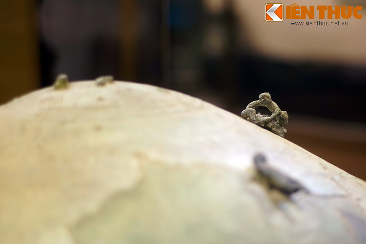 “...Bản thân hình ảnh tính giao trên thạp đồng Đào Thịnh cũng vậy. Mong sinh sôi, người ta đã làm ra hình tính giao để trời đất cũng biết mà bắt chước. Sự phóng đại của sinh thực khí trong hình ảnh người giao hoan này cũng cho thấy sự phóng đại của tính đực”, GS Thịnh phân tích.