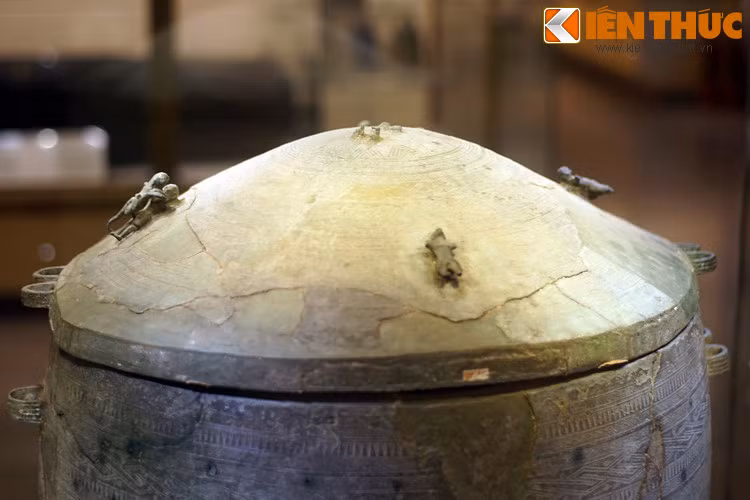 Hiện vật có niên đại vào khoảng 2.000 đến 2.500 trước, cao 98 cm, đường kính miệng 61 cm, đường kính đáy 60 cm, được làm bằng đồng, có nắp đậy. Nét đặc sắc nhất của chiếc thạp là hình tượng bốn cặp nam nữ đang giao hoan trên bốn góc nắp thạp.