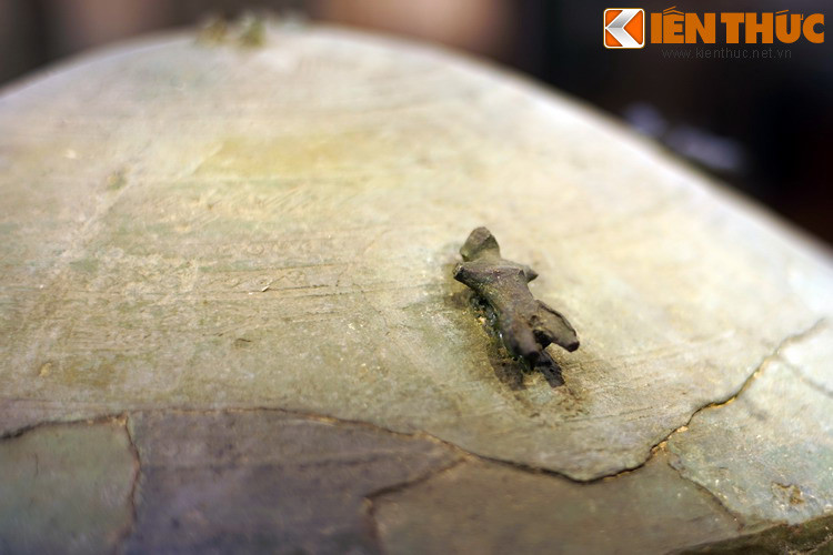 Theo TS Nguyễn Việt, kiểu làm bốn khối tượng trên rìa nắp thạp khá phổ biến ở vùng văn hóa Đông Sơn trung lưu sông Hồng này. Một thạp khác là Hợp Minh có bốn chú bồ nông, thạp Vạn Thắng có bốn con hổ trong tư thế vồ ngoạm con mồi.