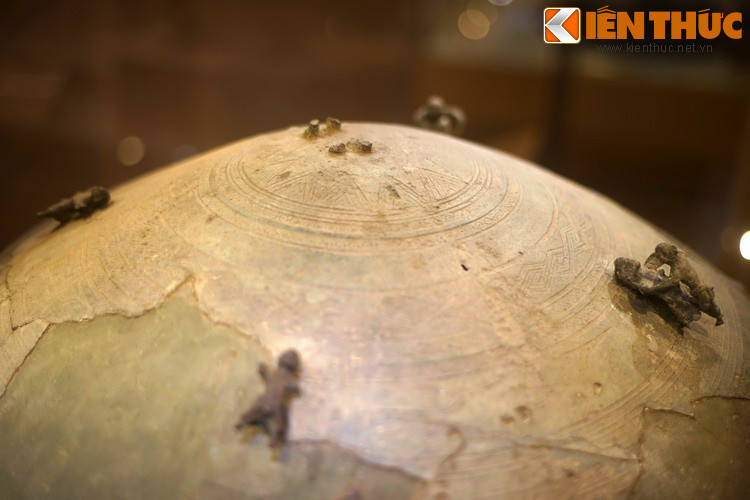 Theo ghi nhận của các nhà khảo cổ, trong những ngôi mộ quý tộc, thạp đồng Đông Sơn luôn được chôn cất ở những vị trí quan trọng bên cạnh những đồ lễ nghi cao quý nhất... (Bài viết có sử dụng tư liệu của Bảo tàng Lịch sử Quốc gia Việt Nam).