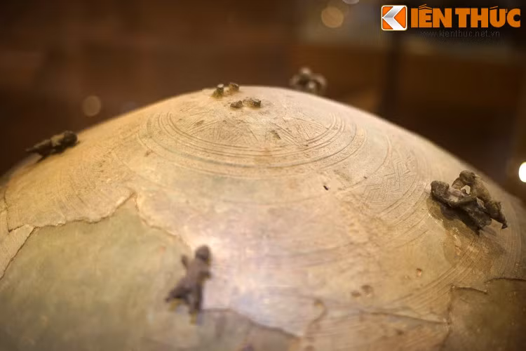 Theo ghi nhận của các nhà khảo cổ, trong những ngôi mộ quý tộc, thạp đồng Đông Sơn luôn được chôn cất ở những vị trí quan trọng bên cạnh những đồ lễ nghi cao quý nhất... (Bài viết có sử dụng tư liệu của Bảo tàng Lịch sử Quốc gia Việt Nam).