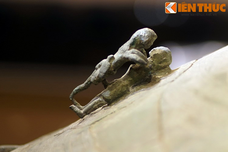 Hai trong bốn cặp tượng còn nguyên vẹn, thể hiện hình ảnh người đàn ông xõa tóc, đóng khố, ngang hông đeo dao găm, đóng khố, người phụ nữ mặc váy ngắn. Bộ phận sinh dục của nam giới được thể hiện rất to và rõ nét.