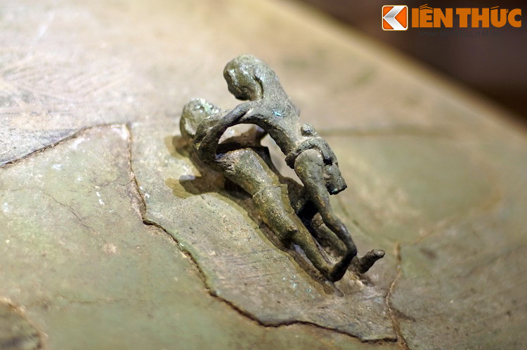 Có thể nói rằng, không có một hiện vật nào của nền văn hóa Đông Sơn lại miêu tả cảnh người Việt cổ giao hoan chân thực và sinh động như thế.