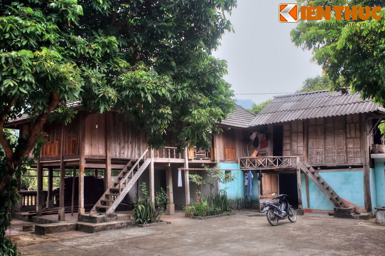 Nhiều ngôi nhà sản mở cửa phục vụ khách lưu trú theo hình thức "homestay". Điều này vừa cải thiện sinh kế cho người dân, vừa là cách bảo tồn, phát huy những giá trị văn hóa bản địa.