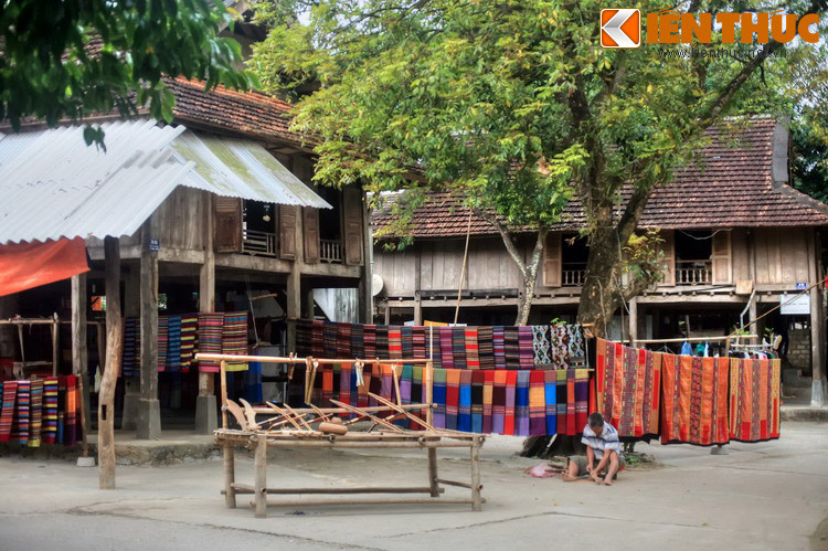 Ven thị trấn có hai bản làng của người dân tộc Thái là bản Lác và bản Poom Coọng. Các món ăn bản địa hấp dẫn và sản phẩm thủ công tinh xảo là điều du khách không thể không trải nghiệm ở nơi đây.