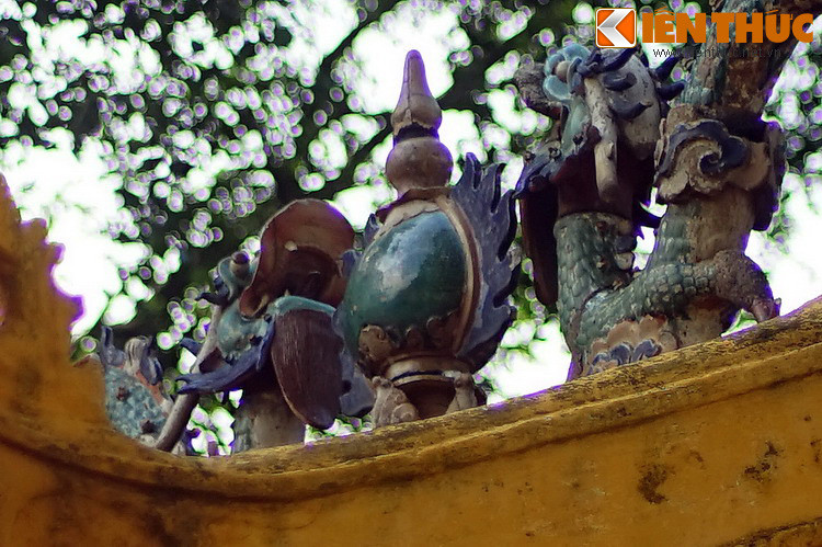 Trái châu ở lăng Ông Bà Chiểu được làm bằng gốm phủ men màu, dáng vẻ rất sinh động.