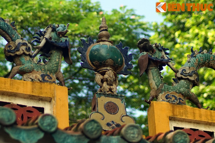 Cho đến nay còn nhiều tranh cãi quanh ý nghĩa của hình tượng "lưỡng long chầu nguyệt" / "lưỡng long tranh châu". Về cơ bản, hình tượng này mang hàm ý thể hiện sự thần phục thánh thần.