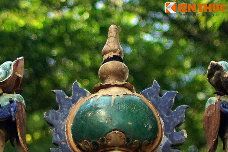 Đỉnh của trái châu có một chiếc hồ lô, biểu tượng của sự trường thọ, sức khoẻ và an lành theo quan niệm người xưa. Hai bên trái châu có hai quầng như ngọn lửa màu xanh.