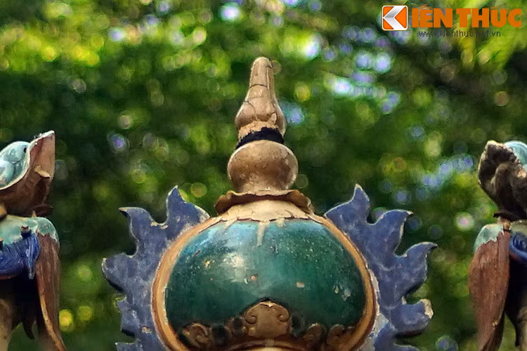 Đỉnh của trái châu có một chiếc hồ lô, biểu tượng của sự trường thọ, sức khoẻ và an lành theo quan niệm người xưa. Hai bên trái châu có hai quầng như ngọn lửa màu xanh.