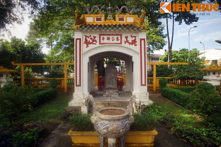 Tòa Bi đình ở lăng Ông Bà Chiểu (quận Bình Thành, TP HCM), nơi có trái châu được gắn trên nóc. 