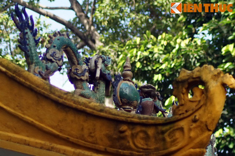 Theo nhà chức trách, trái châu bị trộm ở lăng Ông Bà Chiểu được làm bằng gốm từ năm 1922. Cổ vật này được định giá hơn 300 triệu đồng (gần 15.000 USD).