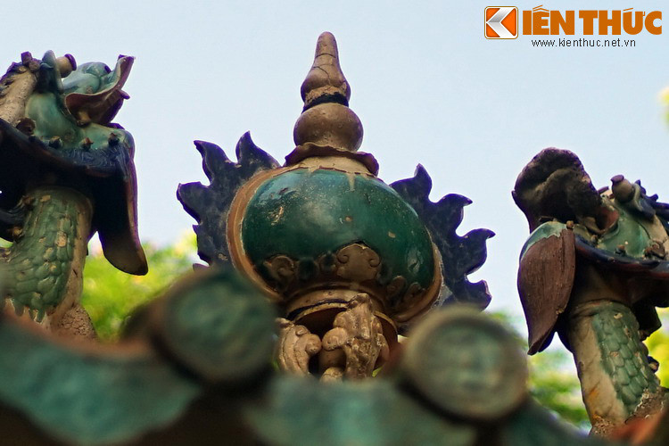 Vào khuya 29/8/2020, trái châu gắn trên nóc lăng Ông Bà Chiểu đã bị kẻ gian đánh cắp. Qua trích xuất camera, nhà chức trách xác định kẻ gian là nam giới.