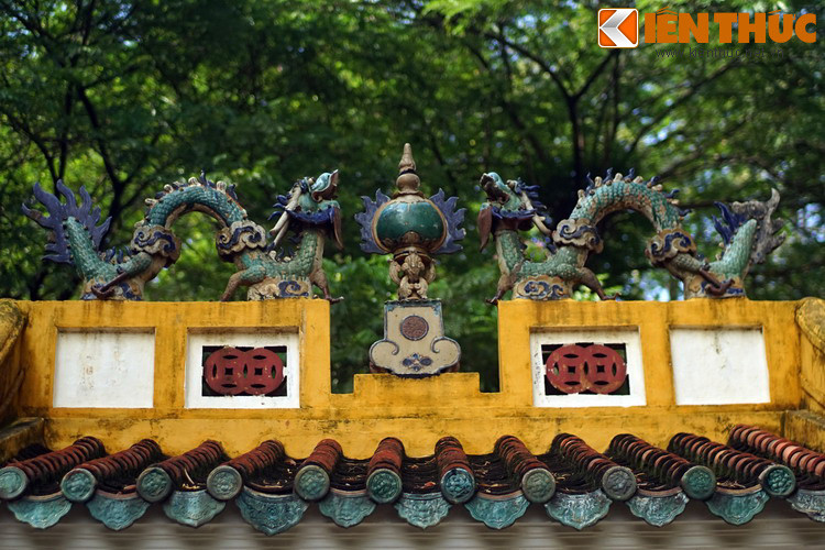 Cận cảnh phần nóc nhà bia. Trái châu là một phần của tác phẩm gốm sứ mô-tip "lưỡng long chầu nguyệt" hay "lưỡng long tranh châu", với hai con rồng đặt đối xứng hai bên một quả cầu.