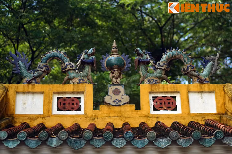 Cận cảnh phần nóc nhà bia. Trái châu là một phần của tác phẩm gốm sứ mô-tip "lưỡng long chầu nguyệt" hay "lưỡng long tranh châu", với hai con rồng đặt đối xứng hai bên một quả cầu.